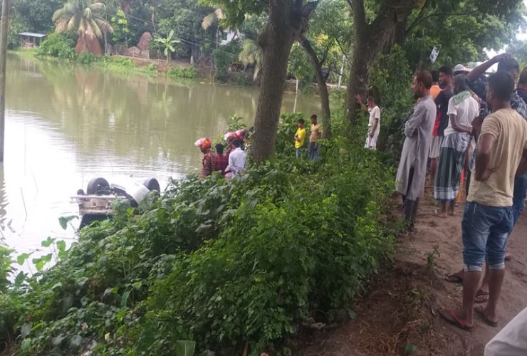 নিয়ন্ত্রণ হারিয়ে প্রাইভেটকার খাদে, স্বামী-স্ত্রী-শ্যালিকা নিহত